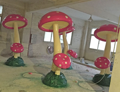 玻璃钢蘑菇雕塑工厂生产图