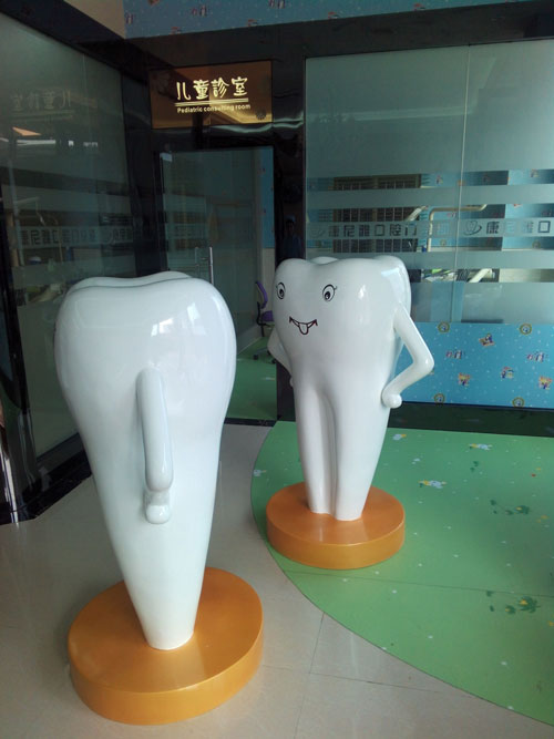 玻璃钢卡通牙齿雕塑