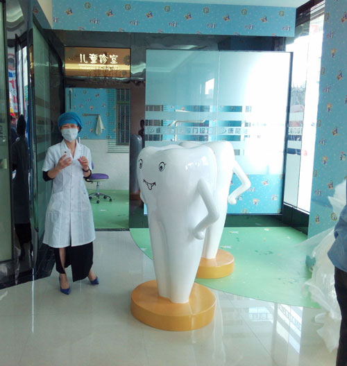 玻璃钢卡通牙齿雕塑
