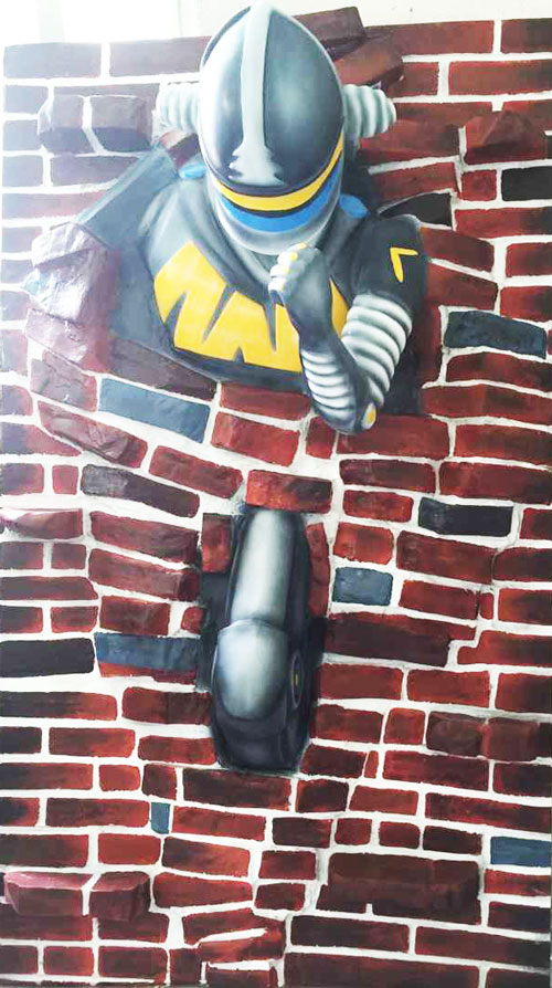 玻璃钢穿墙机器人浮雕雕塑 玻璃钢穿墙机器人浮雕雕塑