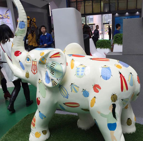 玻璃钢彩绘大象雕塑 玻璃钢彩绘大象雕塑