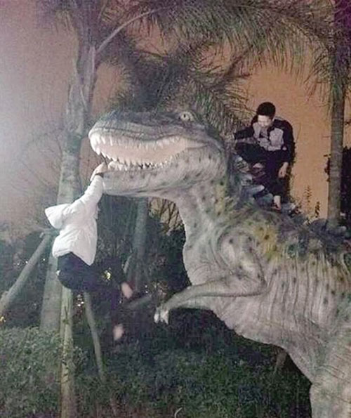 重庆“恐龙谷”游客攀爬恐龙雕塑导致雕塑受损