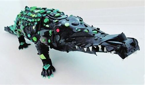 法国艺术家用讽刺的手法把塑料垃圾创造成动物雕塑