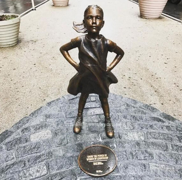 人物铜雕“无畏女孩” 人物铜雕“无畏女孩”