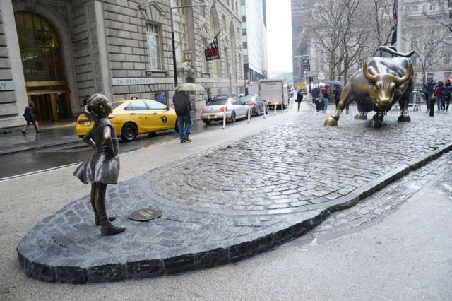 人物铜雕“无畏女孩” 人物铜雕“无畏女孩”