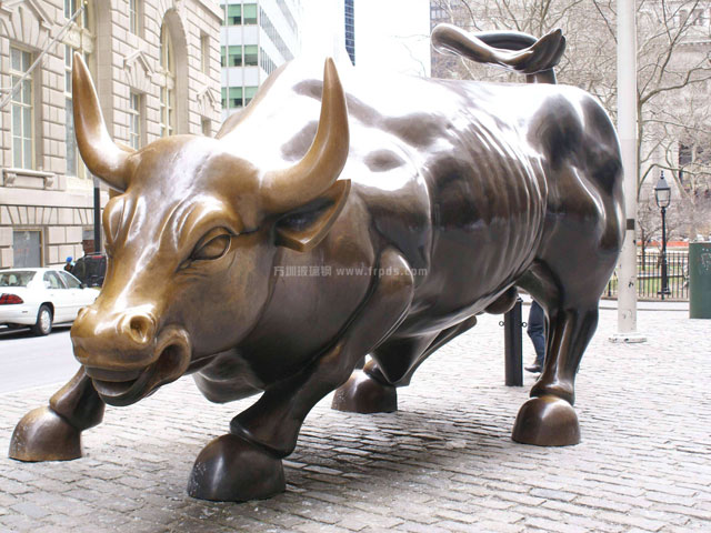 华尔街人物铜雕“无畏女孩”被批破坏铜牛雕塑意象