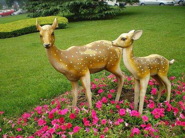 小区雕塑小鹿掉漆严重疑遭人为损坏
