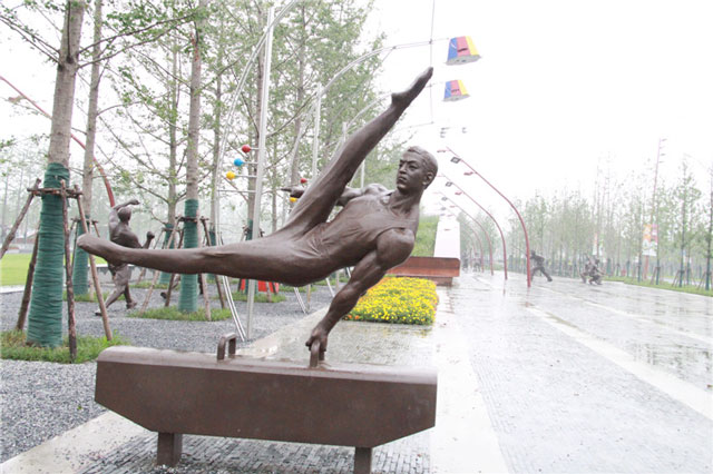 青奥体育雕塑为防止破坏批制成铜雕塑