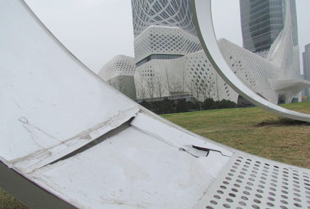 损坏的体育雕塑