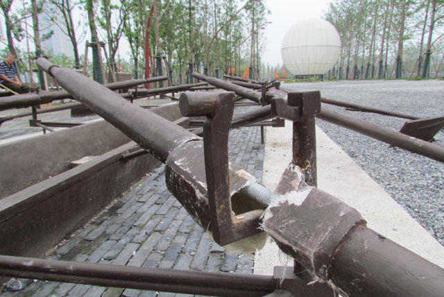 南京青奥体育雕塑被游客损坏令人痛心