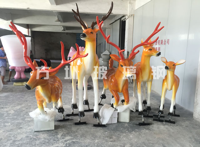 湖南乐金园林建设公司定制玻璃钢仿真鹿雕塑美化园林