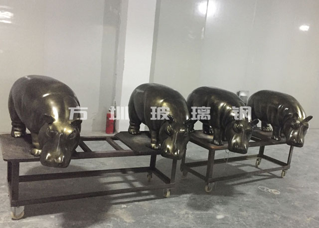 深圳公司定制玻璃钢仿真河马雕塑美化园林环境