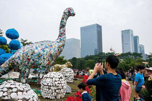 垃圾变身艺术雕塑传递低碳环保理念