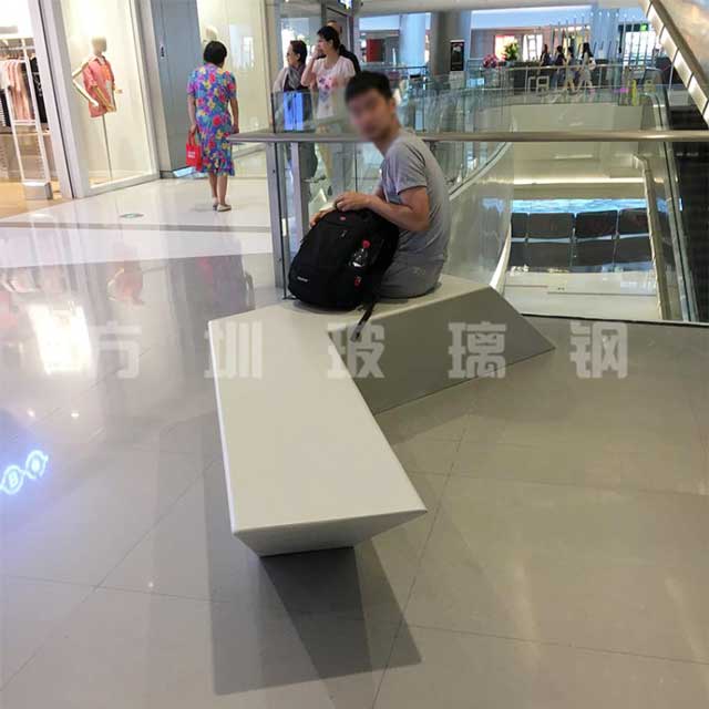 方圳玻璃钢休闲椅现身武汉黄浦商场