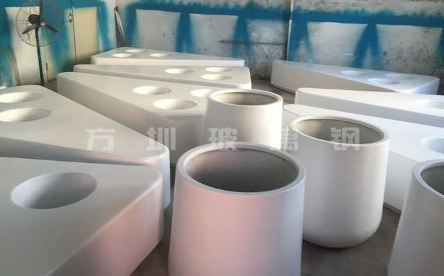 特色玻璃钢花盆休闲椅现身西安华南城