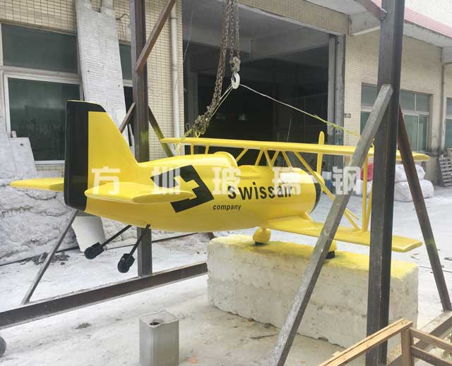 方圳为浙江温州客户打造玻璃钢飞机模型雕塑