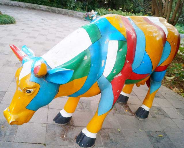 玻璃钢彩绘牛雕塑 玻璃钢彩绘牛雕塑
