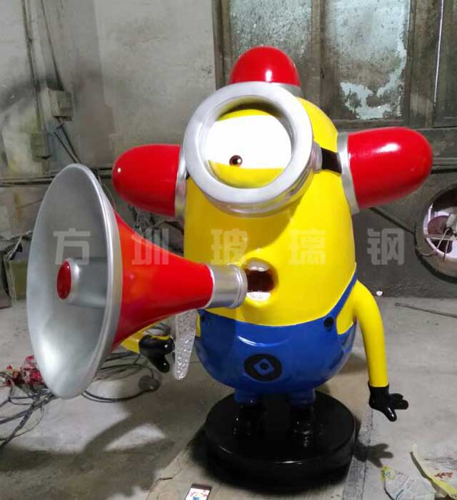 方圳打造玻璃钢卡通小黄人雕塑装饰深圳广场