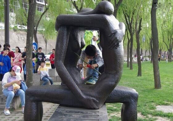 网友吐槽爱情雕塑尺度大，让中年阿姨面红脸赤