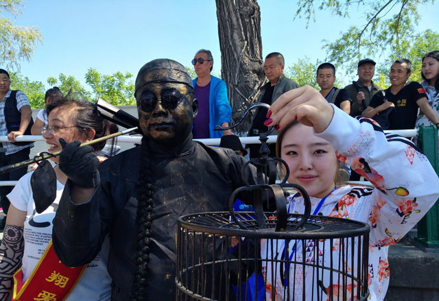 活体雕塑艺术表现形式，真假难辨的行为艺术