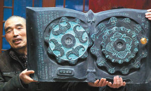 老工人造出玻璃钢日历