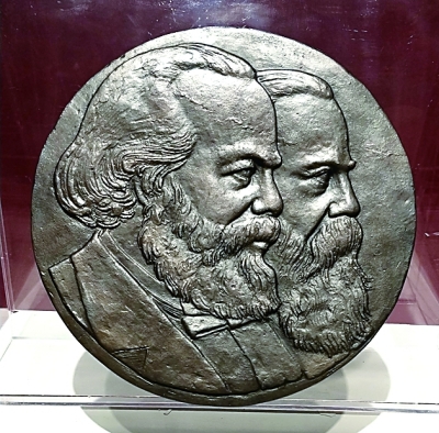 在时代前沿雕刻人生