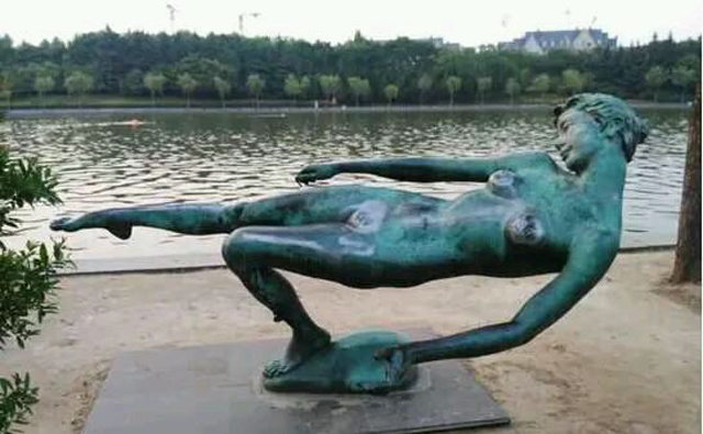 “大尺度”雕塑惹争议，实质是艺术批评缺位