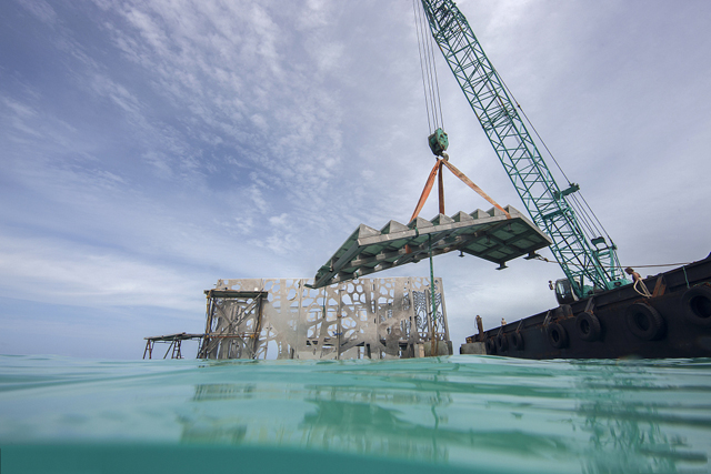 潜水去看展！马尔代夫推出全球首座半潜式珊瑚艺术廊