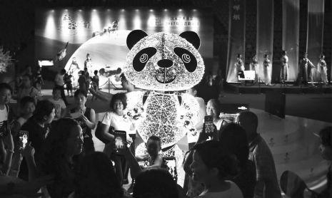 打造“熊猫队长”雕塑 打开宣传熊猫文化的窗口