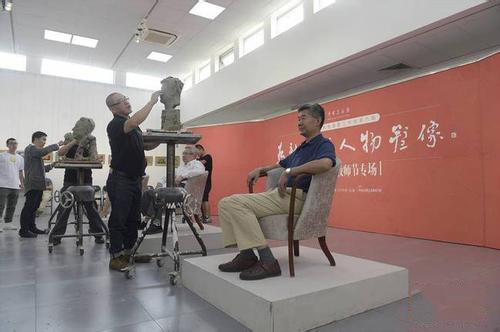 雕塑家为优秀教师塑像