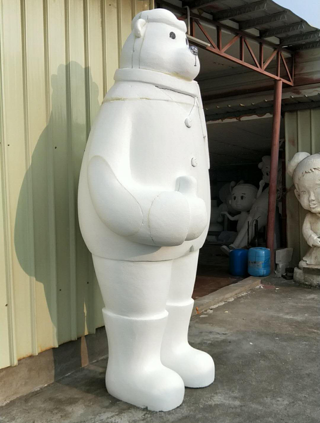 方圳为东南物业定制的玻璃钢迎宾熊卡通雕塑完工