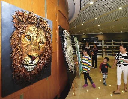 废旧报纸拼成雕塑