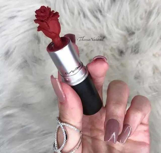 口红做雕塑，网友：有钱人才能想到这样去玩??！