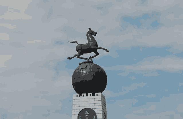 为什么大多数火车站都会有一个“立马滚蛋”雕塑呢？