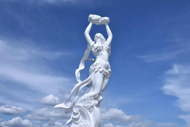 雨城雅安“女娲补天”大型雕塑，在熊猫绿岛女娲广场落成