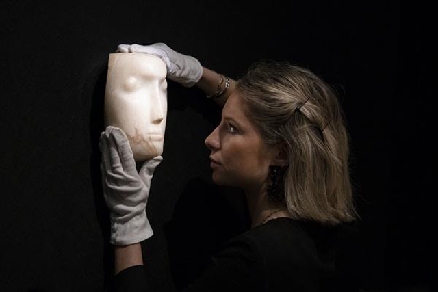 英国雕塑大师亨利·摩尔作品《面具》拍卖 325万英镑落锤