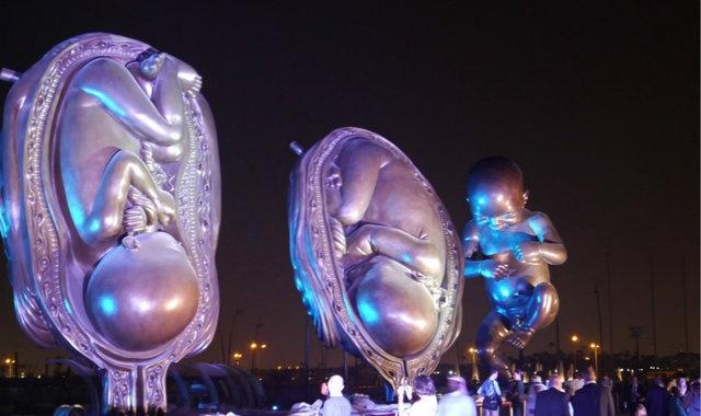 卡塔尔关于人类孕育过程的雕塑再次亮相