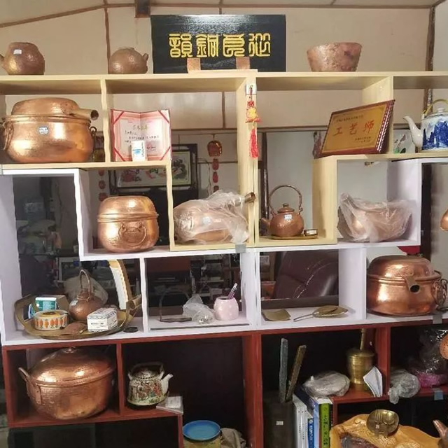走进小村子散发铜艺制品的光芒