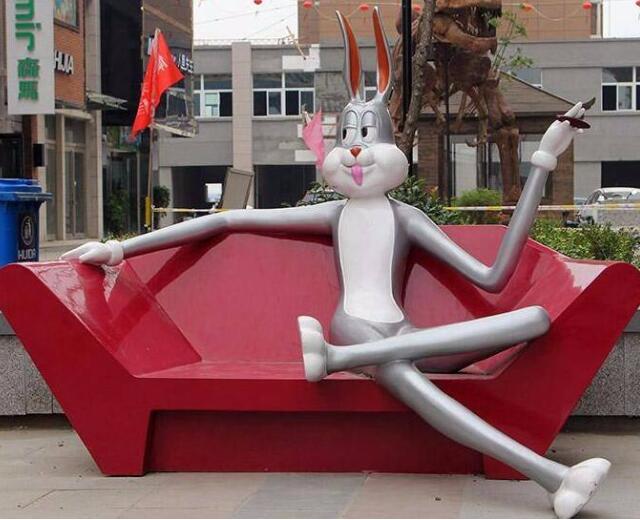 学校校园里的玻璃钢雕塑