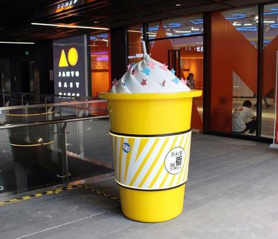 门口摆放玻璃钢奶茶造型雕塑吸引人流