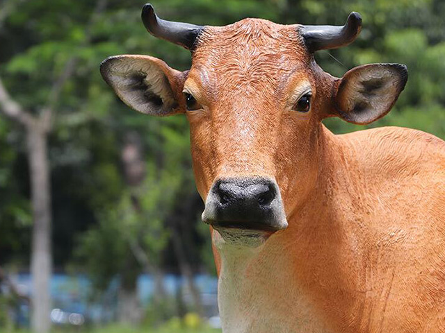 仿真动物牛年玻璃钢雕塑