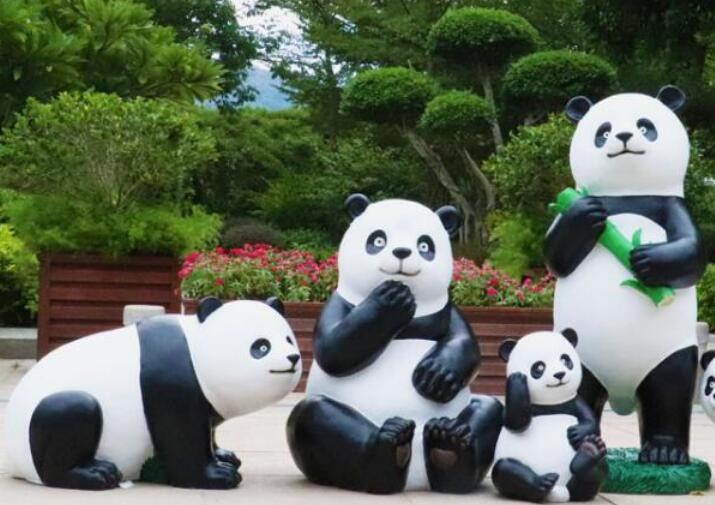 玻璃钢熊猫雕塑,国宝雕塑真是受欢迎!