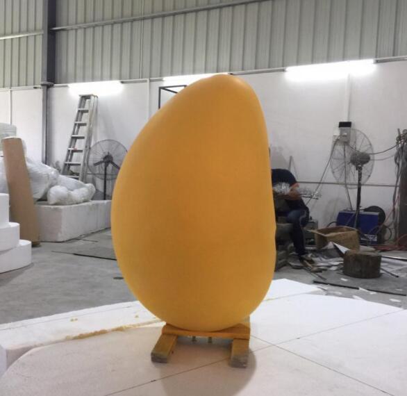 水果之乡振兴之路玻璃钢芒果雕塑来大力相助