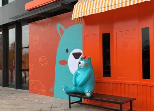 萌出血的玻璃钢卡通熊雕塑