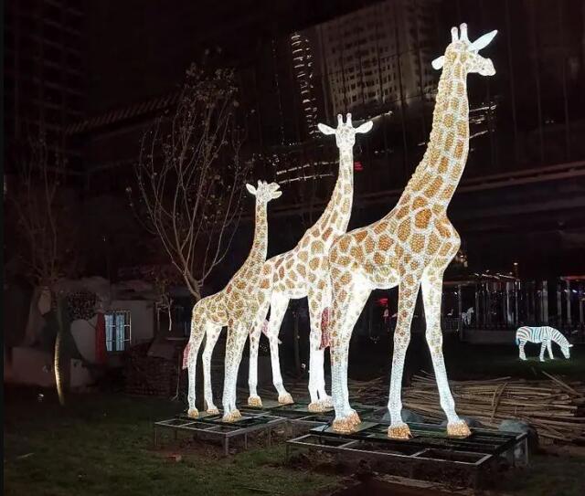 玻璃钢发光雕塑,夜游与美景的交融