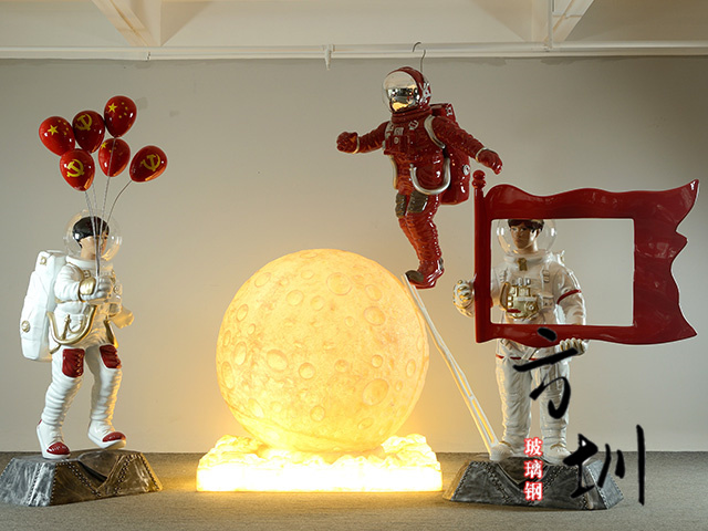 打卡拍照玻璃钢太空人组合雕塑