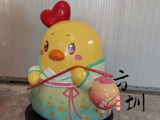 举灯笼卡通玻璃钢生肖鸡雕塑