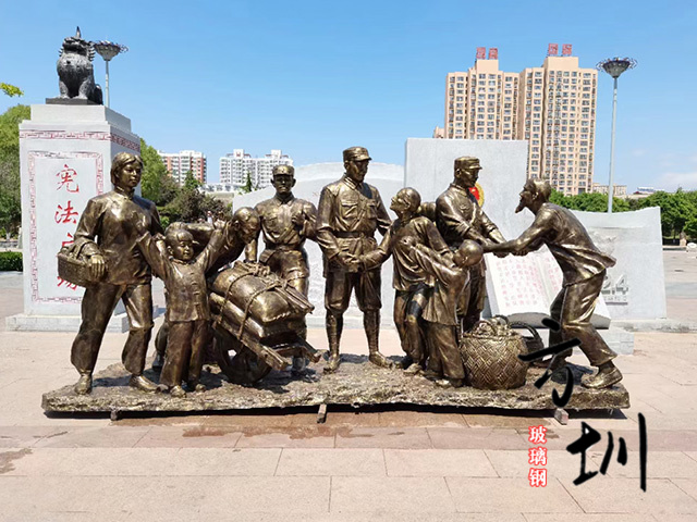 玻璃钢八路军慰问村民组合雕塑