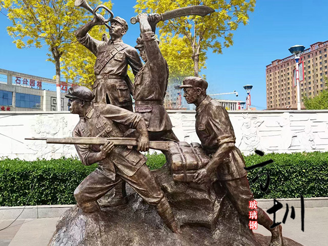 广场玻璃钢战士抗战雕塑