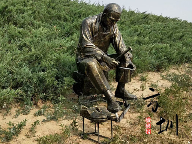 红色文化玻璃钢做鞋子人物雕塑